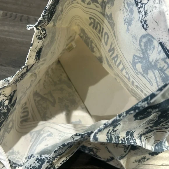 Dior Tiger Tote Bag - Picture 5 of 8